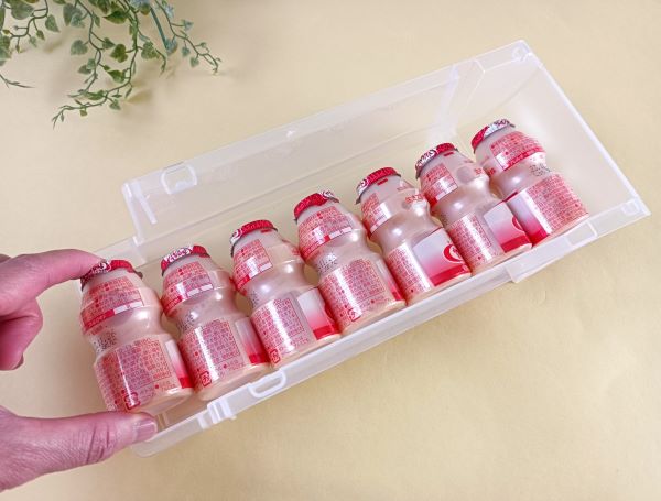 セリア「乳酸菌飲料ラック」に乳酸菌飲料を入れた図